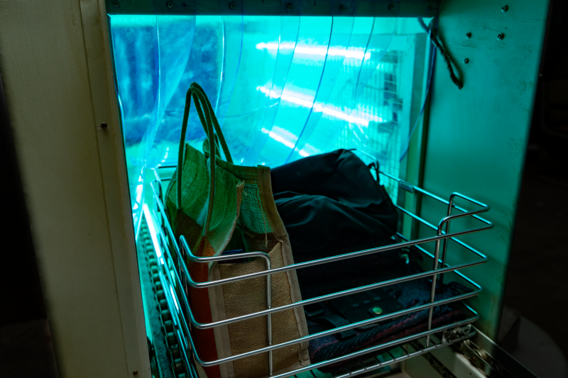 UV- conveyor luggage passage